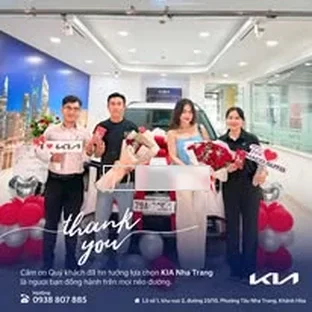 Kia Khánh Hòa - Khách hàng tham khảo xe thực tế tại Cam Ranh.