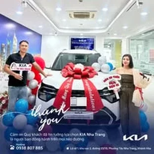 Kia Khánh Hòa - Hỗ trợ khách kiểm tra xe trước khi nhận.
